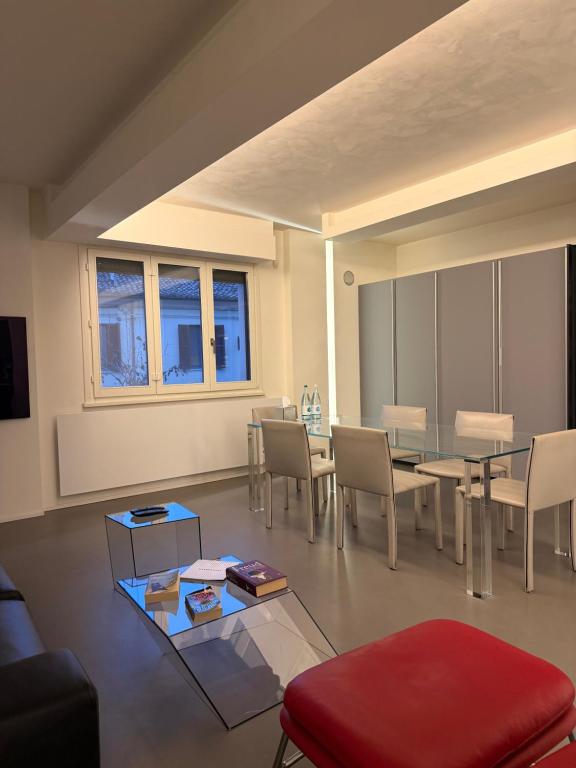 Soggiorno e sala da pranzo di Cortirola Luxury Apartment con arredi di design